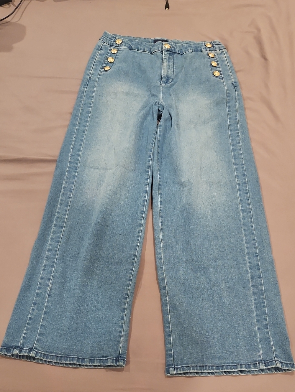 Wide-Leg Light Wash Women’s Jeans with Decorative Buttons